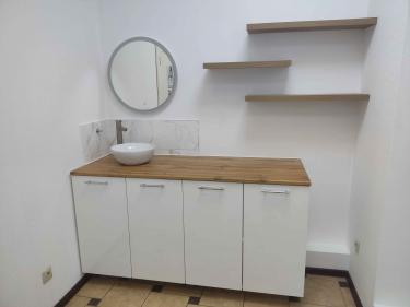 На стене закреплены три деревянные полки, расположенные в шахматном порядке. Установлены ровно и надежно, создавая дополнительное пространство для хранения.