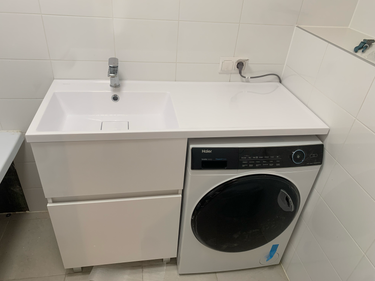 Установлено новое сантехническое оборудование на раковину, подключены все коммуникации, проверена герметичность соединений, обеспечена функциональность и эстетичность в интерьере ванной комнаты.