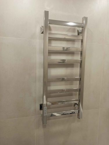 Закреплен прибор на стене, подключен к электросети, проверена работа устройства, обеспечена надежная фиксация, выполнены все необходимые соединения, протестирована функциональность.