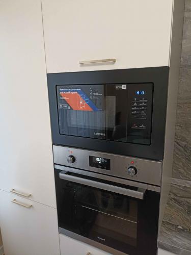 Устройство установлено в нишу кухонного гарнитура, подключено к электросети, проверена работоспособность, настроены основные функции, обеспечена безопасность эксплуатации.