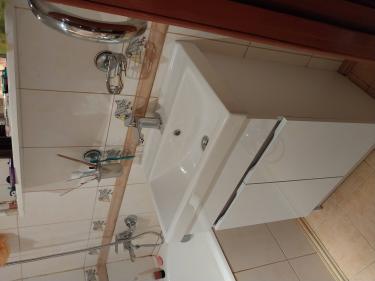 Установка раковины с тумбой