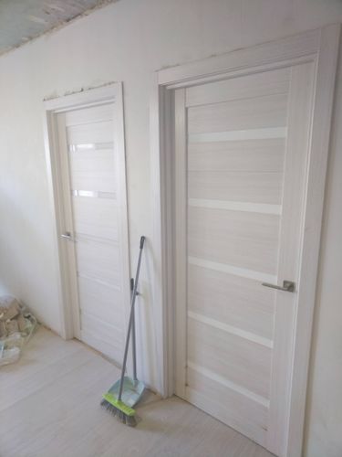 Установлена новая створка, закреплены петли, врезан замок, отрегулирована фурнитура, смонтирован наличник, проведена чистовая отделка, убран мусор, проверена плавность закрывания.