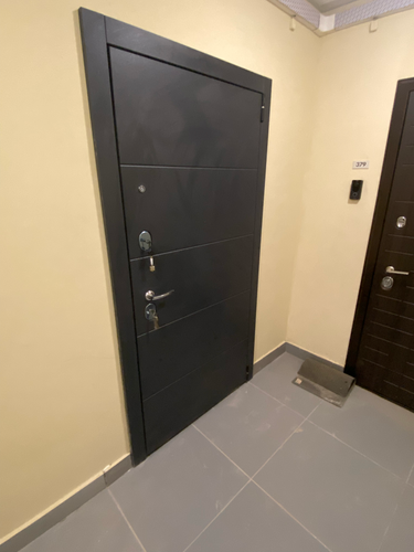 Установлена новая дверь, выполнен демонтаж старой конструкции, произведена корректировка проема, закреплены петли, врезаны замки, обеспечена герметичность, проведена отделка откосов.