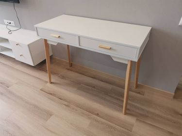 Собрана мебель с двумя выдвижными секциями, установлены ручки, закреплены ножки, проверена устойчивость и плавность движения ящиков. Готовая конструкция установлена на место.