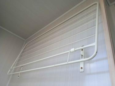 Изображение демонстрирует завершённую работу: установлены новые петли на пластиковую дверь. Обновлённые крепления обеспечивают плавное открытие и закрытие, улучшая функциональность конструкции.