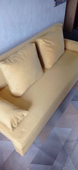 Собран новый диван: установлены спинка, подлокотники, закреплены крепежи, прикручены ножки, уложены подушки. Готов к использованию, устойчивый и комфортный.