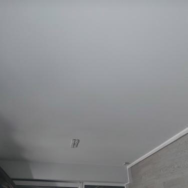 Стены покрыты свежим слоем краски, создавая гладкую и ровную поверхность. Цвет равномерный, без видимых дефектов или пятен. Работа завершена аккуратно и профессионально.