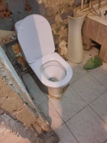 Установлен новый бачок, подключены коммуникации, проверена герметичность соединений, выполнена регулировка механизма слива, очищено место установки.