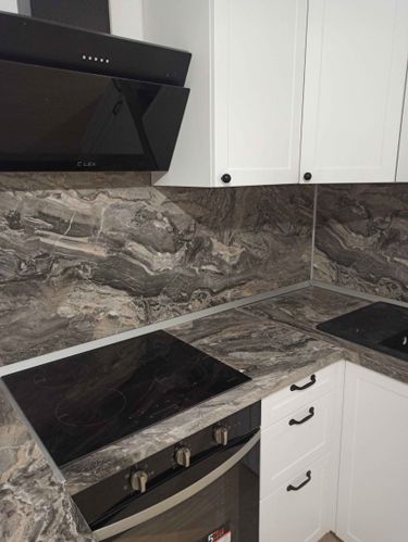 Выполнена установка кухонной поверхности с точными вырезами для варочной панели и мойки, обеспечивающая идеальное прилегание и функциональность.