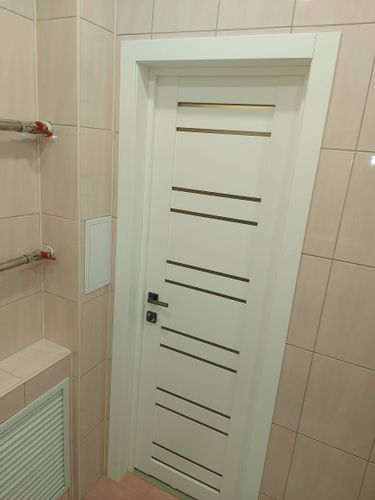 Установлен замок в деревянную дверь, выполнены все необходимые вырезы, закреплены ручки и механизм, обеспечена плавная работа, аккуратная отделка, проверена надежность.