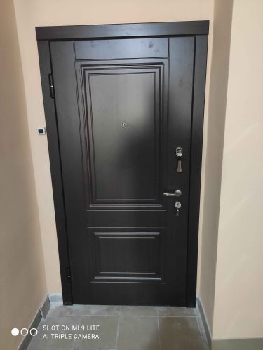 Установлена металлическая дверь, закреплены петли, врезан замок, отрегулирована фурнитура, проверена герметичность, выполнена отделка откосов, проведена проверка функциональности.