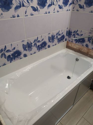 Установлена новая ванна, подключены слив и водопровод, герметизация швов, проверка на протечки, монтаж декоративного экрана, уборка рабочего места, завершение отделочных работ.