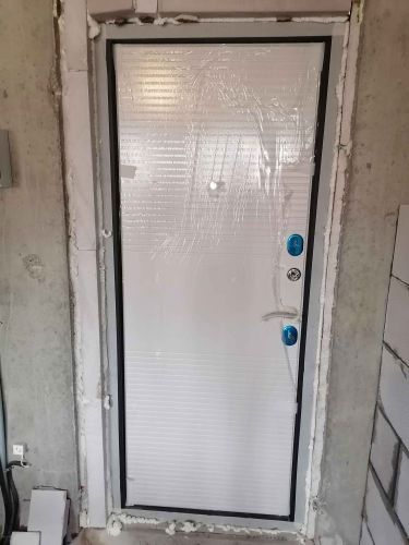 Установлена новая дверь с уплотнением по периметру, закреплена в проеме, обработаны швы монтажной пеной для герметичности и теплоизоляции. Установлены замки и ручки.