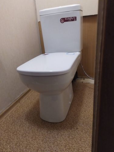 Установлен новый напольный унитаз, подключен к водопроводу и канализации, проверена герметичность соединений, выполнена фиксация к полу, проведена регулировка сливного механизма.