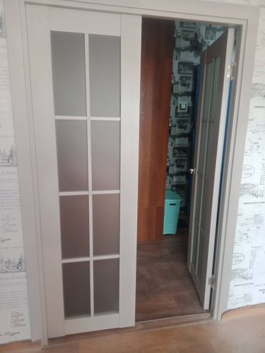 Установка межкомнатной двухстворчатой двери