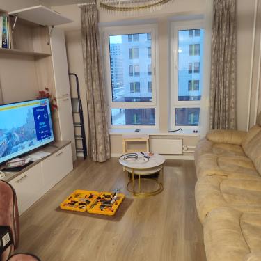 Выполнена замена старого уплотнителя на новый, обеспечивающий герметичность и улучшенную теплоизоляцию. Рабочее место убрано, инструменты собраны, помещение в порядке.