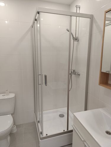 Герметизация стыков душевой кабины