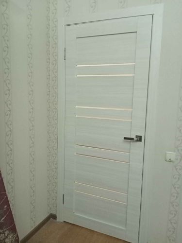 Установлена новая створка, закреплены петли, врезан замок, смонтирована ручка, отрегулирована конструкция, выполнена отделка проема, проверена плавность открывания.