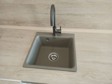 Установка столешницы ДСП Установка и подключение врезной мойки Продольный пил столешницы ДСП/Массив