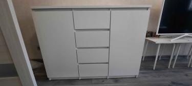 Собрано изделие: установлены ящики, закреплены боковые панели, прикреплена верхняя крышка, выровнены фасады, проверена устойчивость, отрегулированы направляющие, завершена сборка.