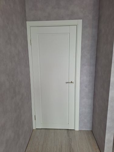 Установлена новая створка, закреплены петли, врезана ручка, отрегулирована фурнитура, проверена плавность открывания, зазоры выровнены, наличники закреплены, завершена отделка.