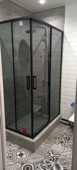 Установлена душевая кабина: смонтированы стеклянные панели, закреплены дверцы, подключены смеситель и лейка, герметизированы швы, проверена герметичность, выполнена отделка плиткой.