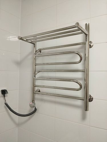 Установлено устройство на стену, подключено к электросети, проверена работоспособность, закреплено надежно, обеспечена безопасность, проведены тесты, завершено подключение.