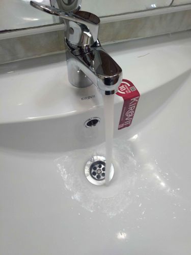 Установлена раковина с подключением водопровода и сливной системы. Смеситель закреплён, вода подаётся без утечек. Все элементы герметично зафиксированы, обеспечивая надежную эксплуатацию.