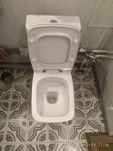 Установлен новый сантехнический прибор, подключены коммуникации, проверена герметичность соединений, произведена очистка рабочей зоны, обеспечена функциональность системы.