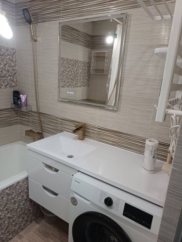 Сборка и навеска зеркального шкафа в ванной комнате