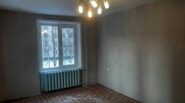 Изображение демонстрирует завершенную работу по наклеиванию фотообоев. Стены подготовлены, поверхность ровная, без дефектов, что обеспечивает качественное нанесение материала.