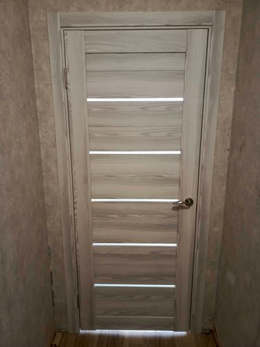 Установлена новая створка, закреплены петли, врезана ручка, выровнен проем, зафиксирован наличник, обеспечена плавность открывания, проверена надежность конструкции.