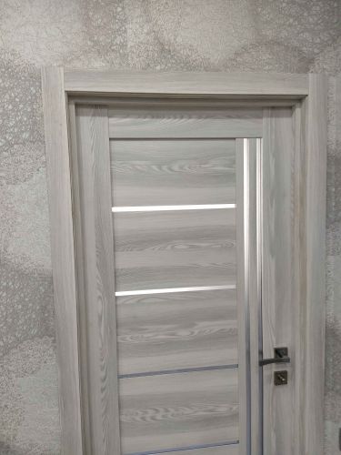 Установлены дополнительные элементы на дверной проем, обеспечивающие завершенный вид и гармоничное сочетание с интерьером. Работа выполнена аккуратно, с учетом всех деталей.