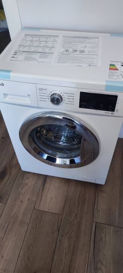 Подключено водоснабжение, отвод для слива, выровнена по уровню, проверена работоспособность, подключение к электросети завершено, установлена на место, протестирована на утечку.