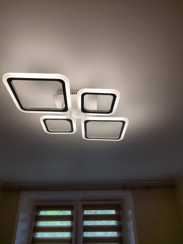 Установлен потолочный светильник с люминесцентными лампами, подключены провода, закреплено крепление, проверена работоспособность, обеспечено равномерное освещение, завершены все монтажные действия.