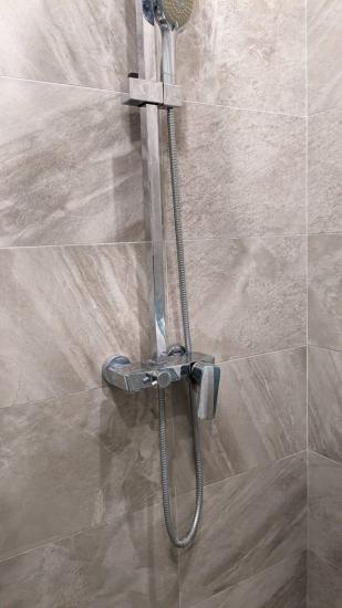 Заменены изношенные прокладки, устранены протечки, восстановлена герметичность соединений, проверена работа переключателя, очищены аэраторы от накипи, обновлены уплотнители.