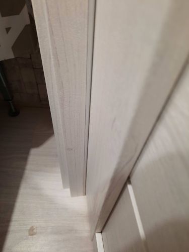 Установлена новая створка, закреплены петли, отрегулированы зазоры, врезан замок, прикреплены наличники, проверена плавность хода, обеспечена надежная фиксация конструкции.