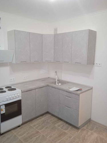 Установлены шкафы, смонтирована столешница, подключена мойка, закреплена плита. Проведены работы по сборке и установке кухонного гарнитура с учетом всех деталей и точностей.