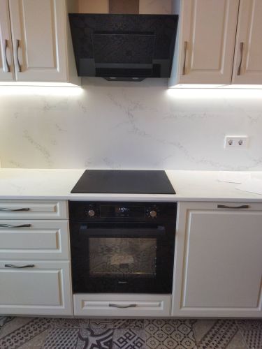 Установлены шкафы, закреплены фасады, смонтирована столешница, подключена варочная панель, встроена духовка, установлена вытяжка, подведены коммуникации, завершена отделка.