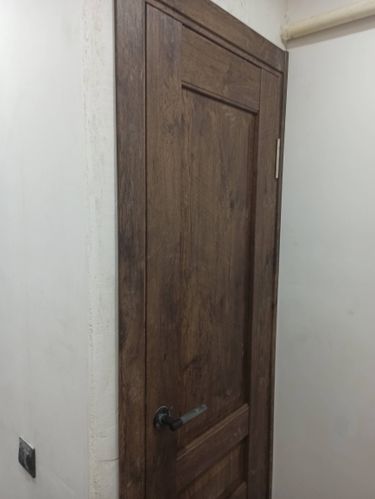 Установлена складная дверь, закреплены направляющие, проведена регулировка механизмов, проверена плавность движения створок, выполнена финишная отделка, обеспечена надежная фиксация.