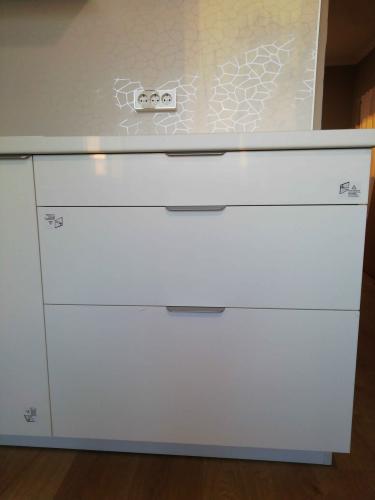 Была выполнена точная подгонка и установка кухонной поверхности, обеспечивающая идеальное прилегание к стене и мебели. Завершено с учетом всех необходимых вырезов для розеток и коммуникаций.