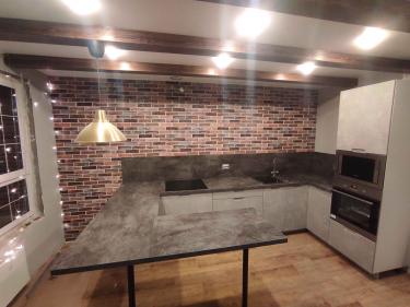 Установлены шкафы, закреплена столешница, подключены бытовые приборы, смонтирована мойка, организовано освещение, выполнена отделка стен, проведены финальные проверки.