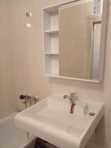 Выполнена замена кранбуксы в смесителе. Обновленный элемент установлен, обеспечивая надежное функционирование системы. Работы завершены, сантехника готова к использованию.