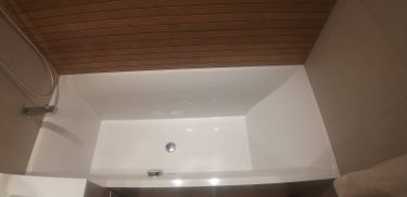 Проведена работа по нанесению герметика на стыки ванны, обеспечивая защиту от протечек. Поверхности очищены, швы аккуратно обработаны, создавая надежный барьер от влаги.