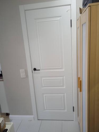 Установлено новое полотно, заменены петли, ручка, проведена регулировка для плавного закрывания. Обновлённый элемент гармонично вписан в интерьер, обеспечивая функциональность и стиль.