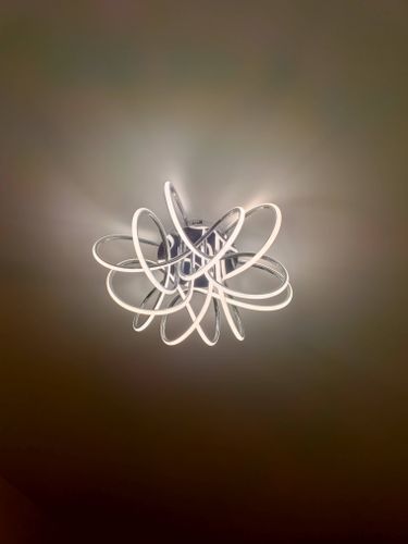 Установлено световое устройство на потолке, подключены провода, закреплена конструкция, проверена работа, обеспечено равномерное освещение, завершено тестирование, обеспечена безопасность.