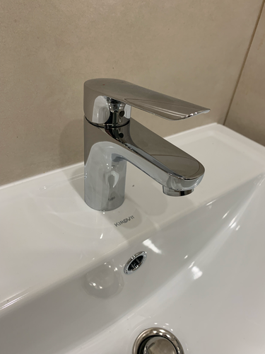 Установлено новое устройство для подачи воды в ванной комнате. Выполнена замена старого оборудования, произведено подключение к водопроводу, проверена герметичность соединений.