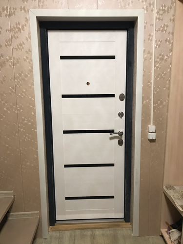 Установлена металлическая дверь с надежными замками, ровно вмонтирована в проем, закреплена на петлях, обеспечена герметичность и устойчивость конструкции, выполнена отделка откосов.