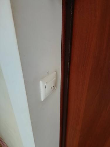 Установлены воздуховоды, закреплены решетки, подключен вентилятор, смонтированы переключатели, проверена работа системы, произведена настройка оборудования, обеспечена циркуляция воздуха.