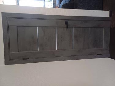 Установлено новое дверное полотно, выполнено крепление петель, зафиксирована ручка, отрегулировано прилегание к коробке, обеспечена плавность открывания и закрывания.